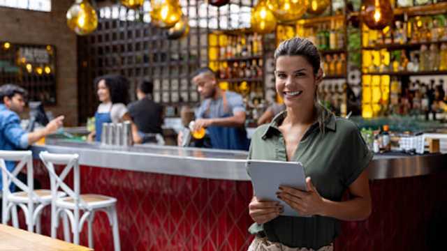 RECEPCIONISTA/HOSTESS 40H PARA RESTAURANTE ELEGANTE EN DIAGONAL