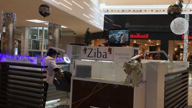 Esteticista experta en depilación con Hilo