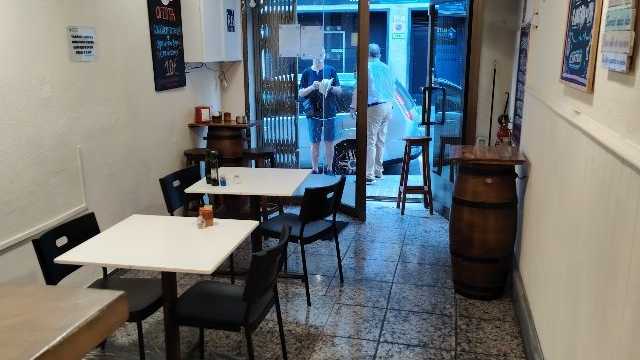Camarero/a y Ayudante/a de Cocina