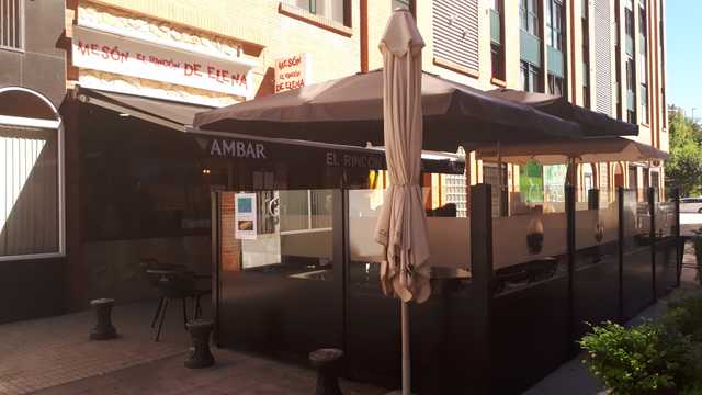 Camarero/a y Ayudante/a de Cocina