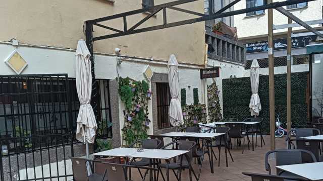Camarero/a y Ayudante/a de Cocina