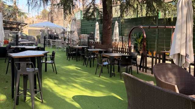 Camarero de restaurante-parrilla