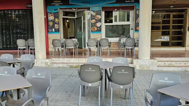 Camarero/a y Ayudante/a de Cocina