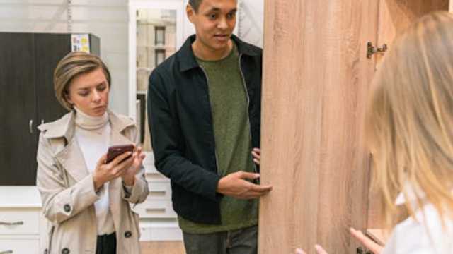 Dependiente de muebles