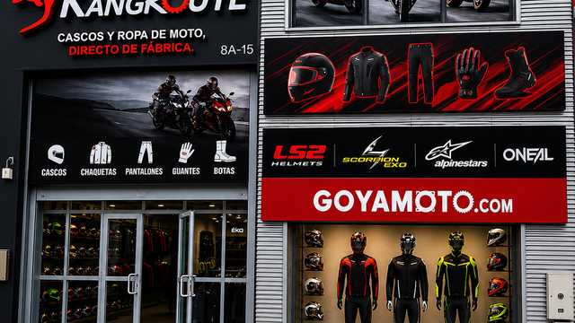 Dependiente de tienda ropa de moto