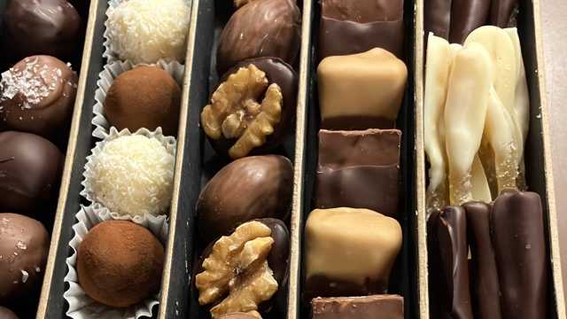 Dependient@ con inglés tienda chocolate
