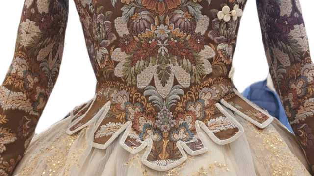 Modista con conocimientos de patronaje, corte y confección.