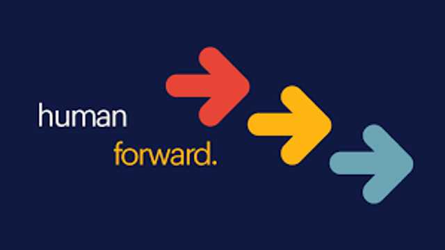 mozo o moza de almacén con carretilla