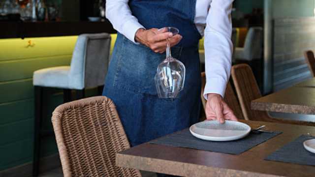 CAMARERO/A RESTAURANTE GASTRONOMICO 1600€ NETOS + 400€ PROPINAS MES