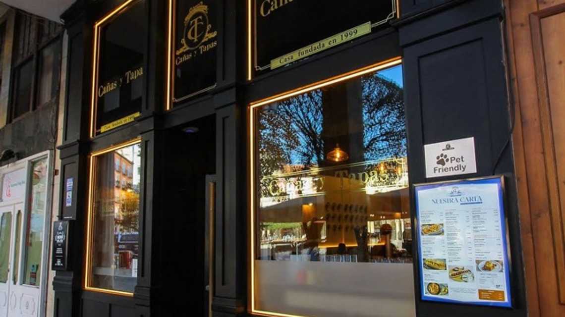 Cañas y tapas  cover image