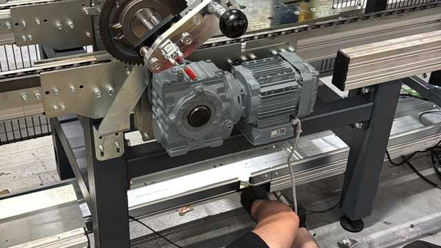 montador mecánico de máquinas industriales y almacenista