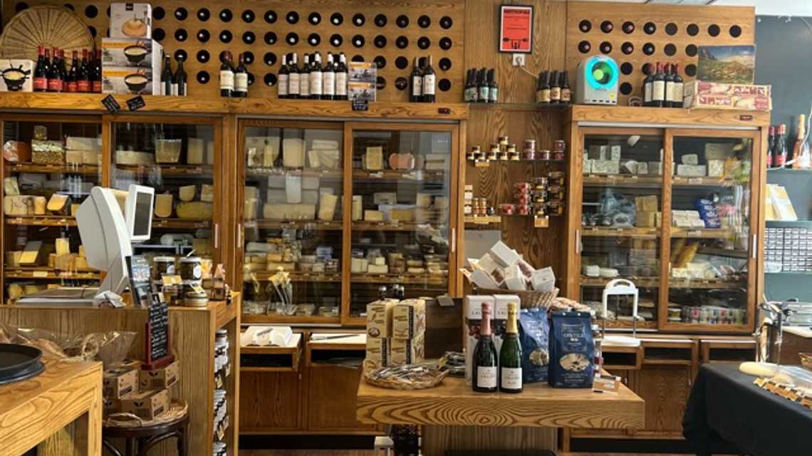 Tienda gourmet con Bar restaurante cover image