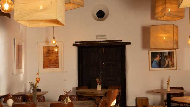 Guest Experience & wine Especialist