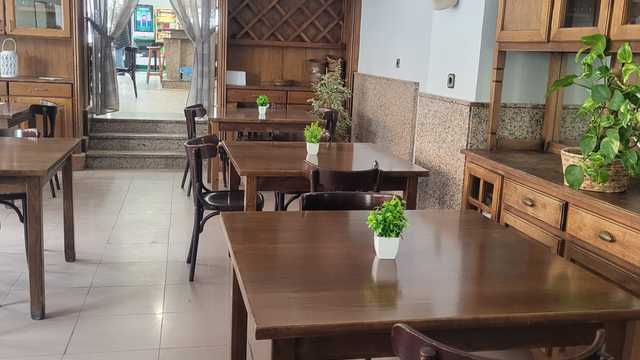 Camarero de barra y servicio a mesa