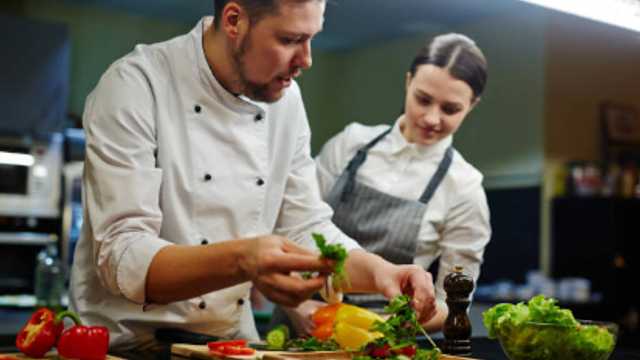 AYUDANTE DE COCINA PARA COMEDOR COLECTIVO CON GRUPO REDUCIDO