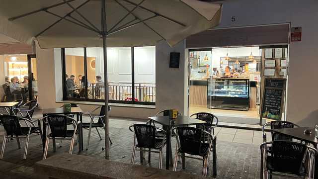 Camarero/a y Ayudante/a de Cocina