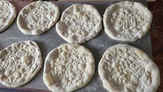AYUDANTE OBRADOR PIZZAS
