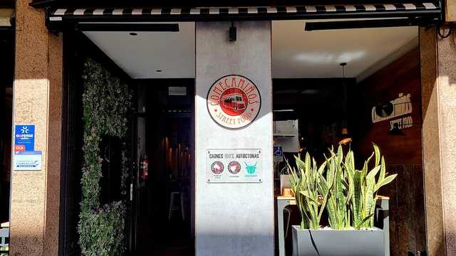 Camarero/a y Ayudante/a de Cocina