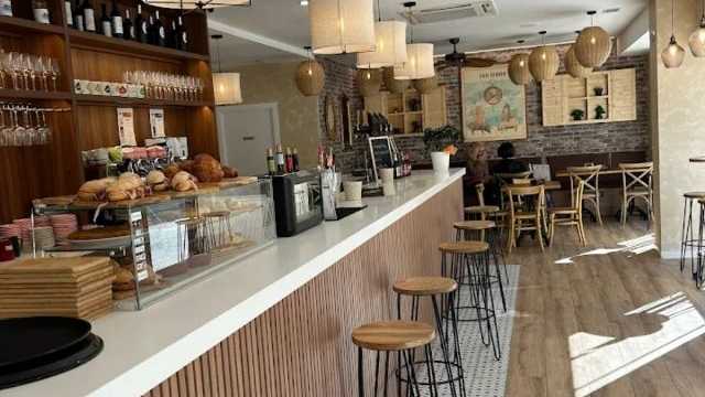 Ayudante de Camarero/a