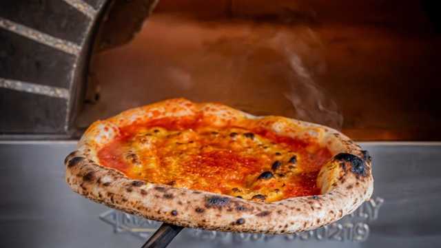 Pizzero/a y Ayudante de Cocina