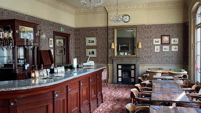 Bar / Waiting Staff
