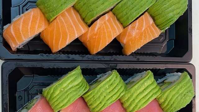 ayudante stand de sushi