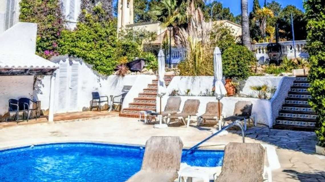 Pequeño hotel con restaurante  cover image