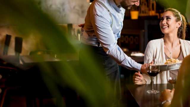 Camarero/a Restaurante -- 20 horas sem -  INDEFINIDO -- Coruña Marineda