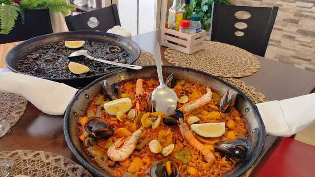 Cocinero/a y Ayudante/a de Cocina