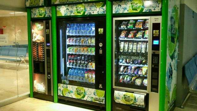 Reponedor de máquinas vending con furgoneta