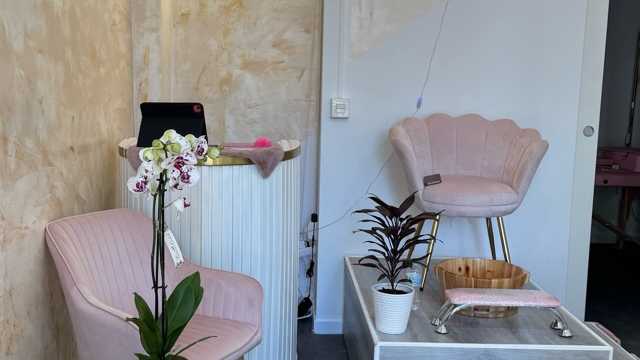 Manicurista y lashita