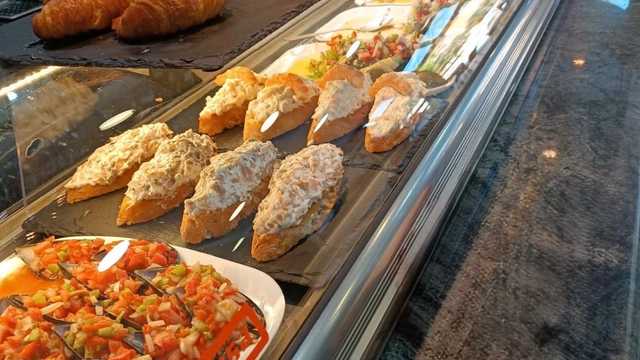 Camarero/a de Barra y Ayudante de Cocina