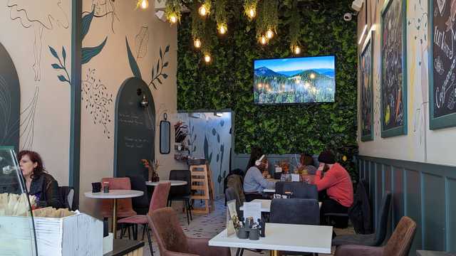 Coffee and juice bar staff