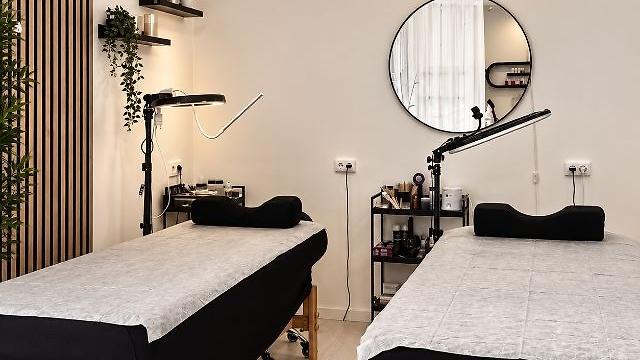 Lashista, tecnica en extensiones de pestañas