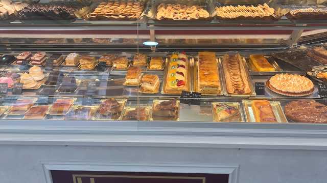 Dependienta de pasteleria y cafetería.