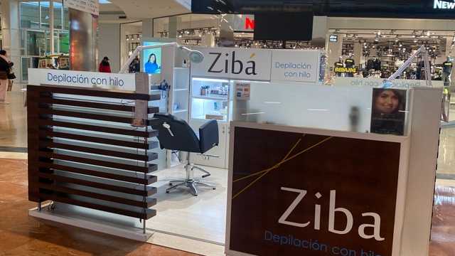 Esteticista experta en depilación con Hilo