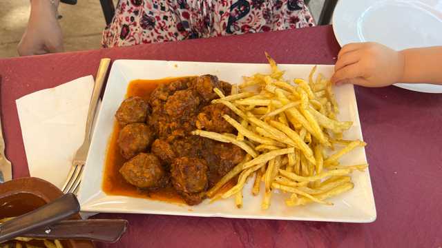 Camarero y pinche de cocina