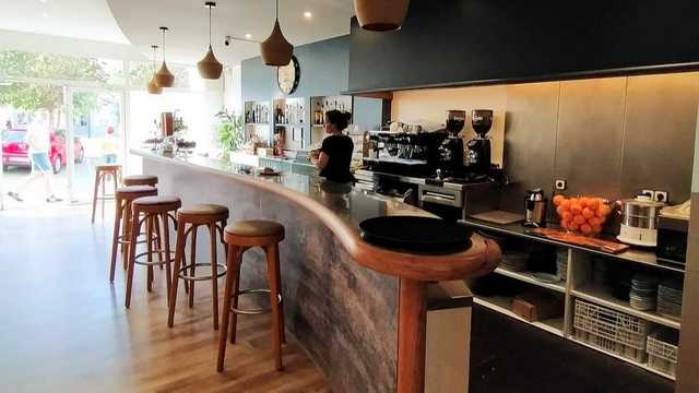 Ayudante/a de Cocina y Limpiador/a