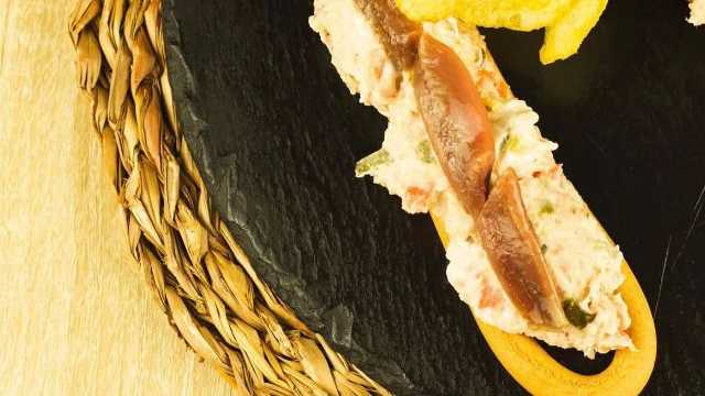 Camarero/a y Ayudante/a de Cocina