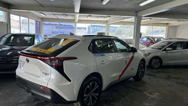 Conductor de taxi con cartilla para turno de noche .