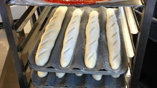 Dependiente y obrador de panadería cafetería