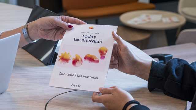 Comercial de electricidad y gas en stand de centro comercial