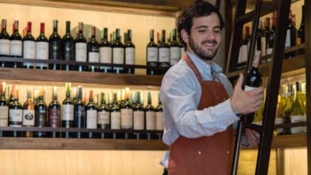 RESPONSABLE DE TURNO PARA TIENDA DE VINOS