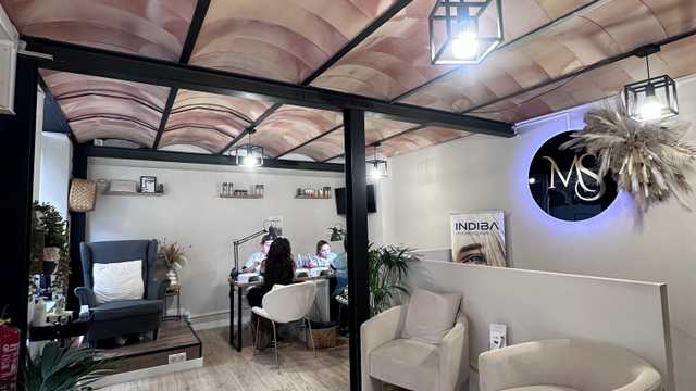Esteticista y manicurista