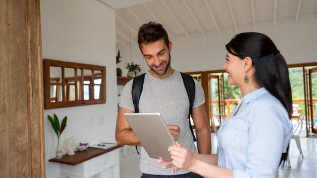 CHECK-IN & GUEST EXPERIENCE