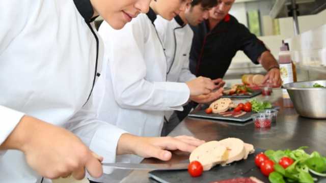COCINERO-PARRILLERO EN VALENCIA LUNES 24 AGOSTO