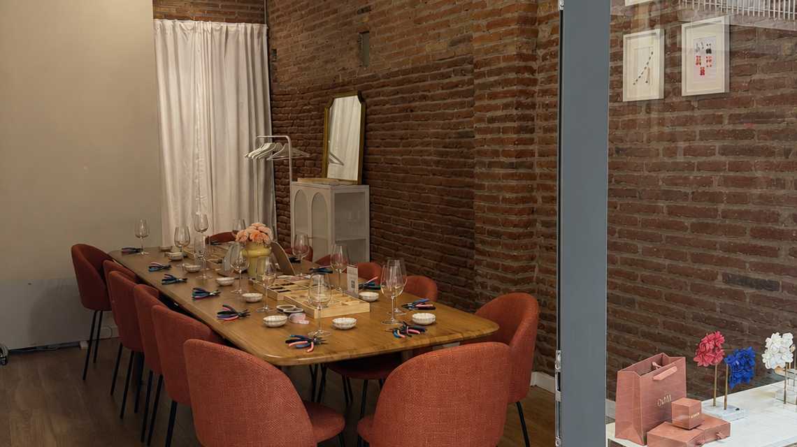 Entre joyas y vino cover image