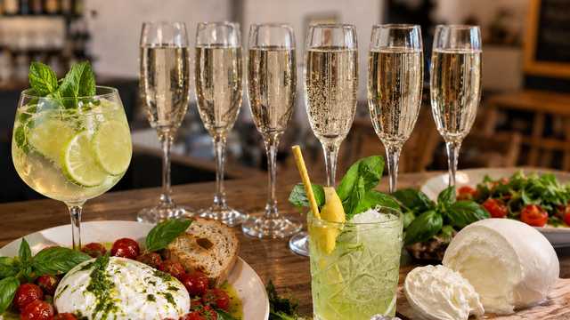EXPERIENCED WAITER / WAITRESS WANTED