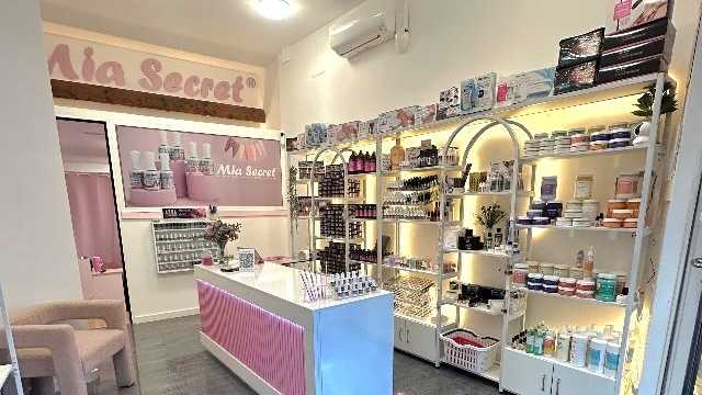 Manicurista orientada ventas