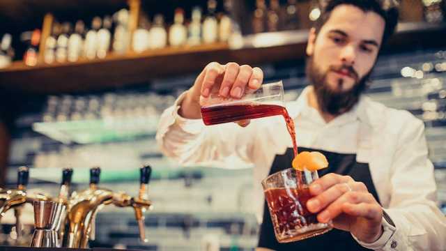CAMARERO/A  DE BARRA PARA RESTAURANTE MULTIESPACIOS EN NERJA
